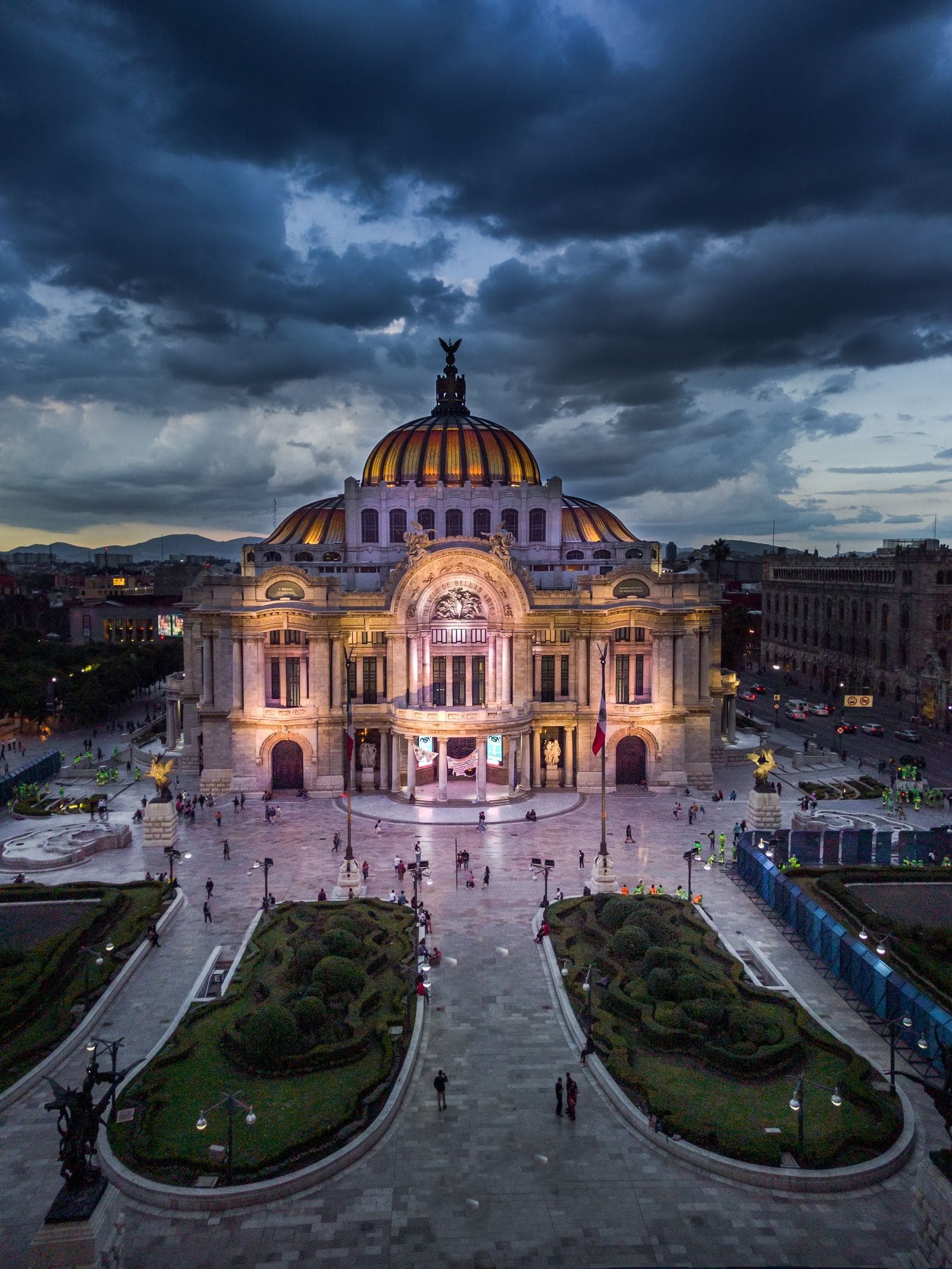 Palacio de Bellas Artes в Мексико Сити по здрач